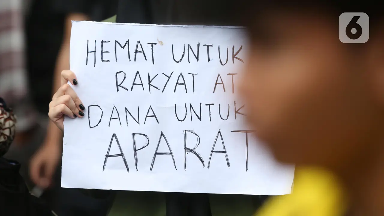 BEM SI Berunjuk Rasa di Patung Kuda Jakarta