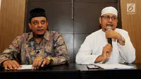 Ketum GNPF-Ulama, Yusuf Muhammad Martak (kiri) dan Anggota GNPF ustad Edy Mulyana memberikan keterangan menepis isu kepemilikan saham Lapindo di Jakarta, Senin (24/9). (Merdeka.com/Dwi Narwoko)