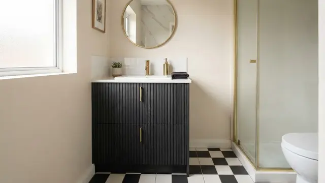 Ide Desain Meja Rias Kamar Mandi Model Kontras Gelap dan Terang