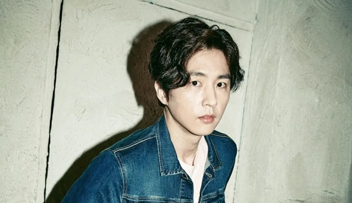 Shin Dong Wook sudah dikonfirmasi tengah mengencani seorang wanita yang bukan dari kalangan selebriti. (Soompi)