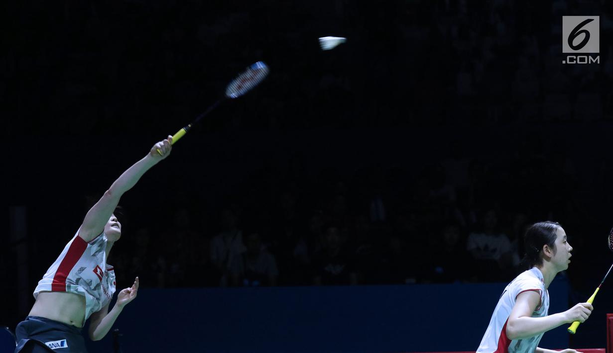 Ganda putri Jepang, Mayu Matsumoto/Wakana Nagahara melakukan smesh ke arah Yuki Fukushima/Sayaka Hirota di Final Indonesia Open 2018 di Istora GBK, Jakarta, Minggu (8/7). Yuki/Sayaka menang 21-14, 16-21, 21-14. (Liputan6.com/Helmi Fithriansyah)