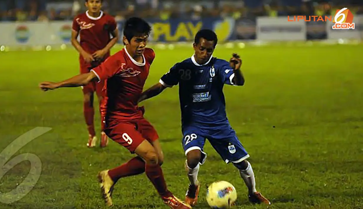 Dinan Yahdian Javier (Timnas U19 - kiri) berusaha mempertahankan bola dari hadangan Boas Artururi (PSIS) dalam laga yang digelar di Stadion Jatidiri Semarang pada Jumat 14 Februari 2014 (Liputan6.com/Helmi Fithriansyah).