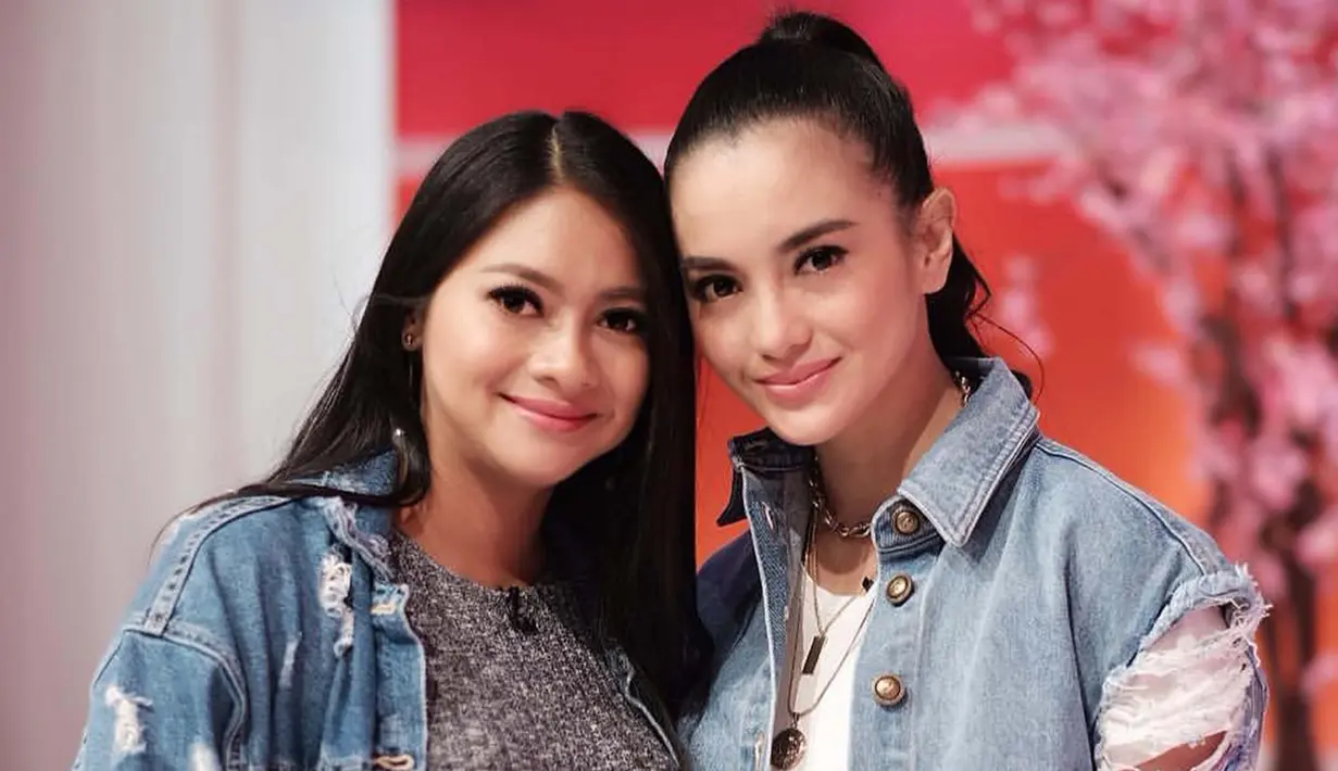 Kedua kakak beradik ini sukses bermain berbagai judul film, FTV, dan sinetron. Ririn dan Rini pun sering dikira sebagai anak kembar. (Liputan6.com/IG/@ririnekawati)