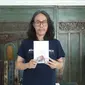 Agus Noor bersama buku terbarunya 'Cinta Tak Pernah Sia-Sia' di Graha Bhakti Budaya, Taman Ismail Marzuki,Cikini, Sabtu (21/10/17)