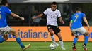 Gelandang timnas Jerman Jamal Musiala (tengah) menantang bek Italia Francesco Acerbi (kiri) dan Alessandro Florenzi pada matchday pertama UEFA Nations League A Grup 3 di Renato Dall'Ara, Minggu (6/5/2022) dini hari WIB. Jerman bermain imbang melawan Italia dengan skor 1-1. (MIGUEL MEDINA / AFP)