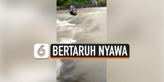 VIDEO: Guru Honorer Bertaruh Nyawa, Terobos Sungai Sampai Tercebur Bersama Motornya
