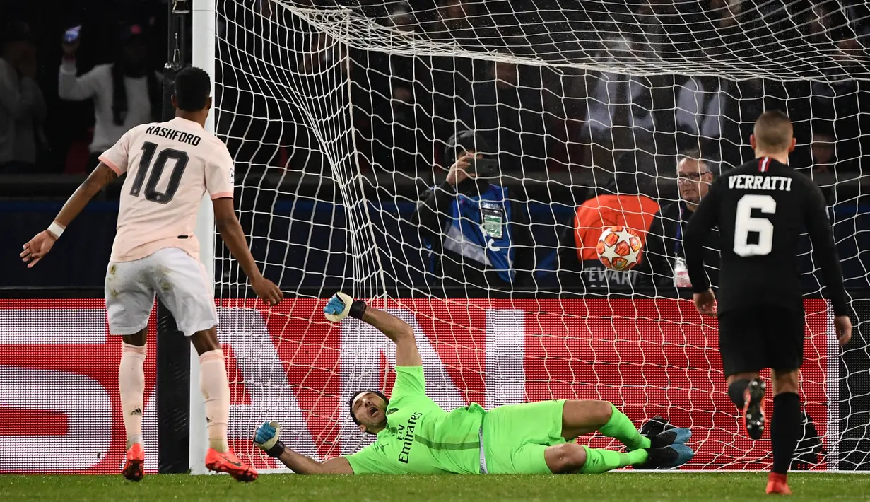 Gol penentu kemenangan Man United dari kaki Marcus Rashford pada leg kedua, babak 16 besar Liga Champions yang berlangsung di Stadion Parc des Princes, Paris, Kamis (7/3). Man United menang 3-1 atas PSG. (AFP/Franck Fife)