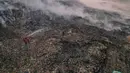 Petugas pemadam kebakaran berusaha memadamkan api di Tempat Pembuangan Akhir (TPA) Jatiwaringin, Kabupaten Tangerang, Banten, Jumat (03/07/2026). (Merdeka.com/ Arie Basuki)
