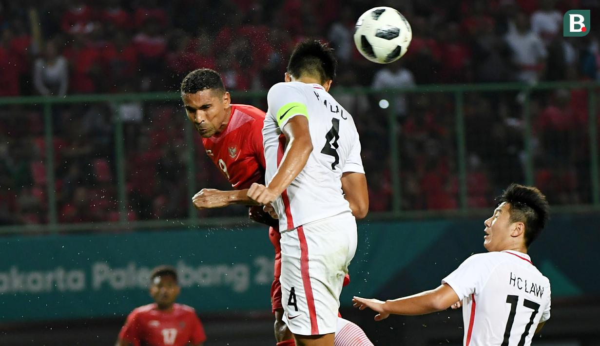 Striker Indonesia, Alberto Goncalves, duel udara dengan pemain Hong Kong, Hok Ming Lau, pada laga Asian Games di Stadion Patriot, Jawa Barat, Senin, (20/8/2018). Indonesia menang 3 - 1 atas Hongkong. (Kapanlagi.com/Agus Apriyanto)