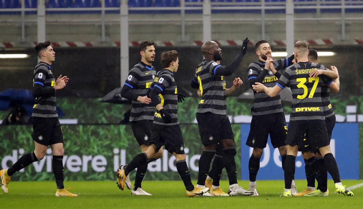 Para pemain Inter Milan merayakan gol melawan Benevento pada pertandingan Serie A Liga Italia di Stadion San Siro, Milan, Italia, Sabtu (30/1/2021). Inter Milan membantai Benevento 4-0. (AP Photo/Luca Bruno)