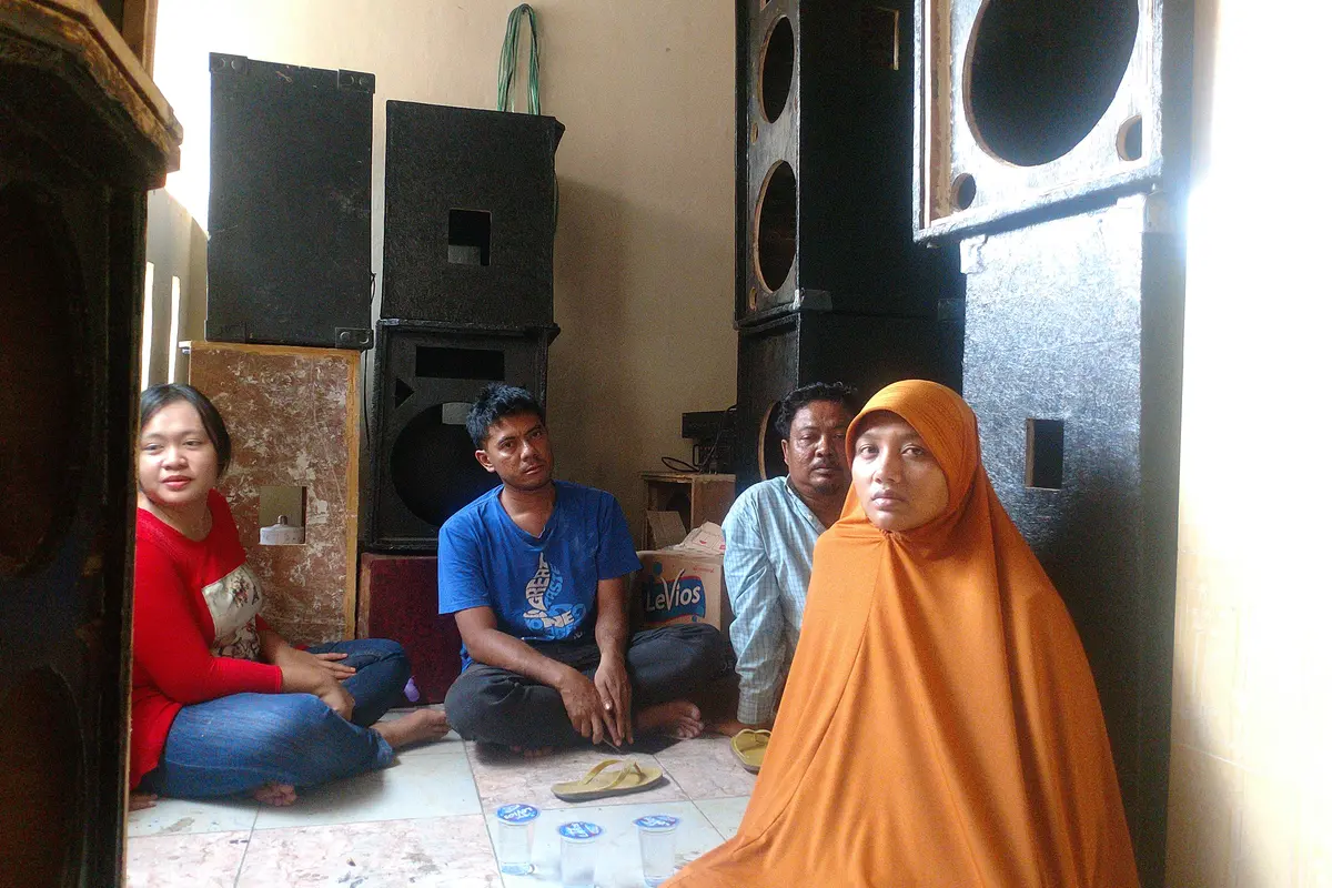 Keluarga pria korban pembakaran hidup-hidup di Bekasi.