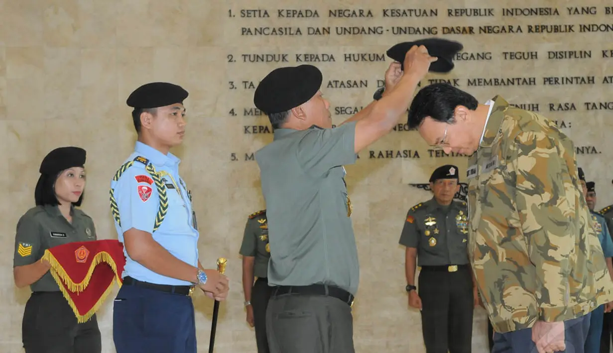 Ahok menerima baret dan brevet Mitra Ketahanan Daerah Mabes TNI dari Panglima TNI Jenderal Moeldoko, Jakarta, Jumat (12/12/2014). (Liputan6.com/Herman Zakharia)