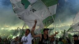 Suporter Atletico Nacional Kolombia merayakan gelar juara Copa Libertadores 2016 setelah menang atas Independiente Ekuador di Stadion Atanasio Girardot, Medellin, Kolombia, (28/7/2016). (AFP/Luis Acosta) 