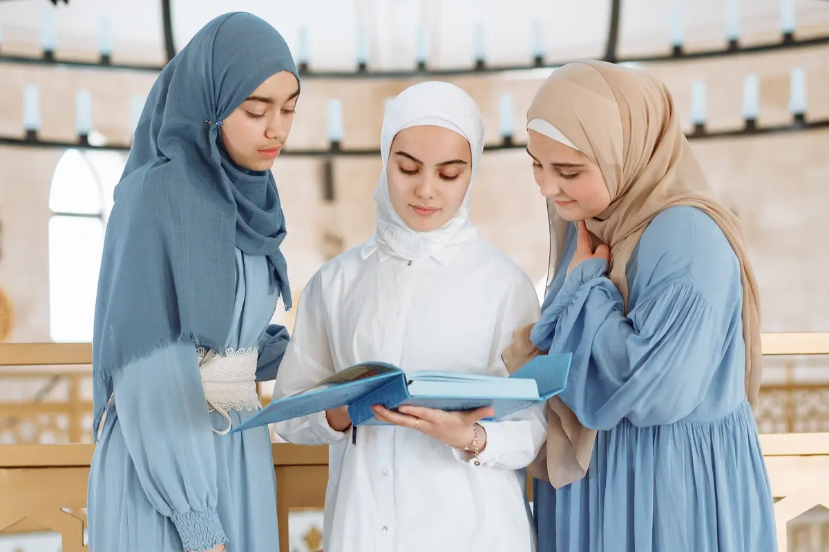 Ilustrasi Islami, muslimah, belajar hadis