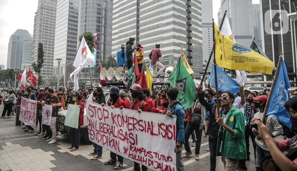 Massa yang tergabung dalam Gerakan Mahasiswa Jakarta berunjuk rasa di depan Kementerian Pendidikan dan Kebudayaan (Kemendikbud), Jakarta, Senin (22/6/2020). Mahasiswa mengkritik Kemendikbud karena tidak adanya kebijakan keringanan biaya kuliah di tengah pandemi COVID-19. (Liputan6.com/Faizal Fanani)