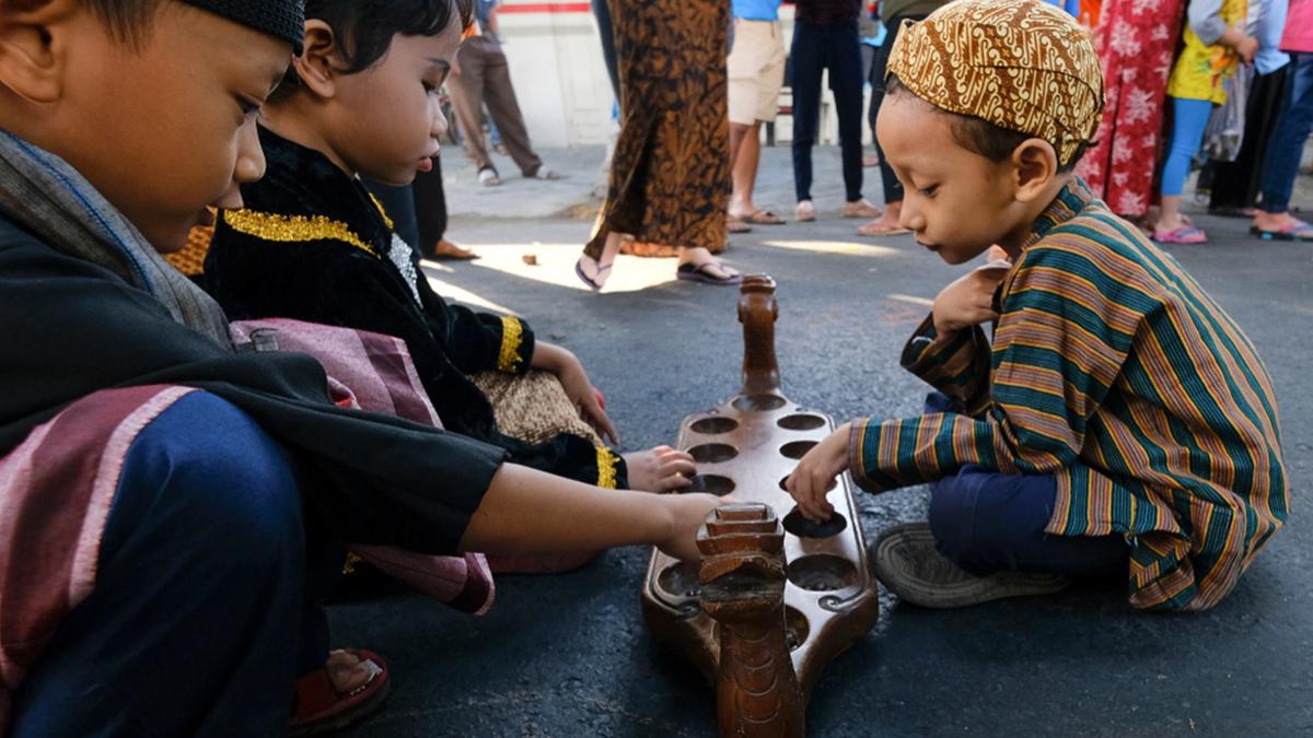 Jelajah Masa Kecil: Menjaga Tradisi Permainan Anak Desa Tayem