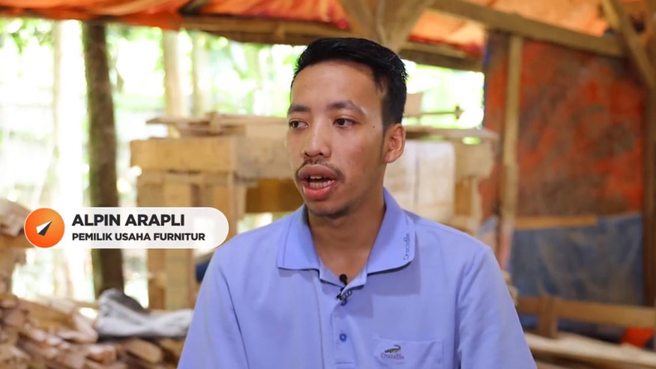 Pemilik usaha furnitur kayu.