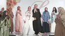 Aktris Laudya Cynthia Bella bersama Chintami Atmanagara dan model saat launching hijab Lacelove by Laudya Cynthia Bella di kawasan Sudirman, Jakarta, Selasa (31/10). Bella memamerkan rancangannya sebanyak 22 hijab. (Liputan6.com/Herman Zakharia)