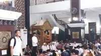 Presiden Jokowi membagikan sertifikat tanah wakaf bagi rumah ibadah dan pondok pesantren di Ngawi, Jawa Timur. (Liputan6.com/Lizsa Egeham)