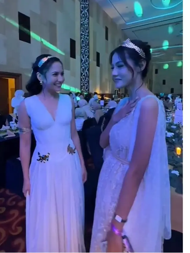 5 Momen Pevita Pearce Ketemu 'Kembaran' Klaudia Kristi, Sama-sama Tampil Bergaun