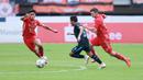 <p>Pemain Arema FC, Evan Dimas berusaha melewati pemain Persija Jakarta, Muhammad Ferarri dan Ondrej Kudela dalam laga pekan ke-23 BRI Liga 1 2022/2023 di Stadion Patriot Candrabhaga, Bekasi, Minggu (12/2/2023) sore WIB. Arema FC kalah dengan skor 0-2. (Bola.com/M Iqbal Ichsan)</p>