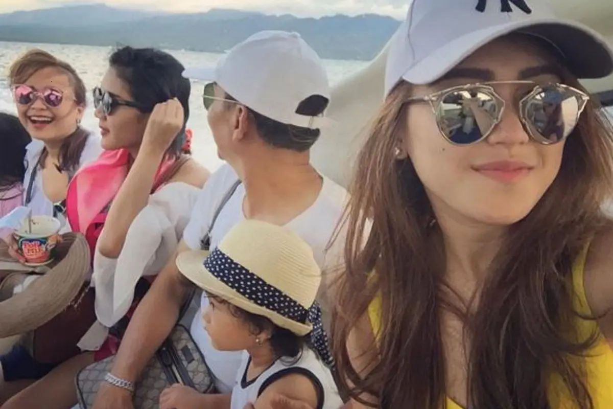 Ayu Ting Ting bersama keluarga