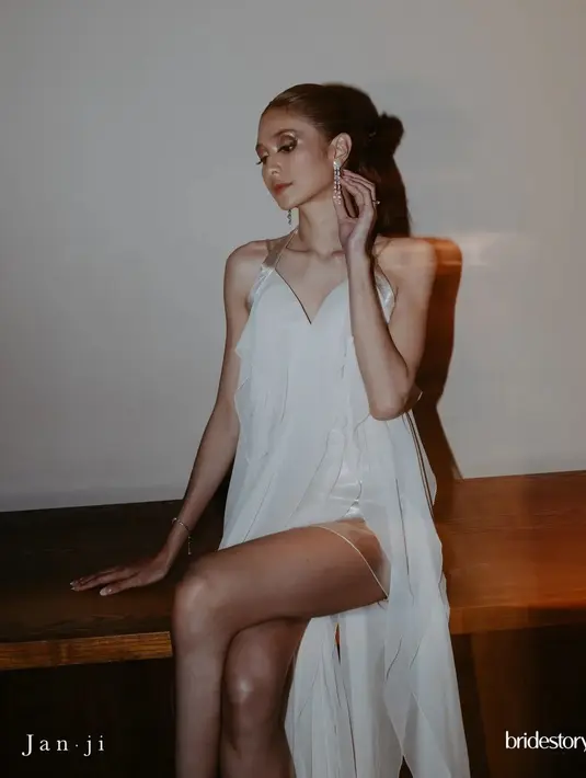 Gaun mini bikini menjadi dress wedding after-party Mikha Tambayong untuk menutup malam pernikahannya dengan Deva Mahenra [@thebridestory]