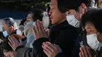 Para pengunjung menengadahkan tangan saat berdoa pada pagi hari pertama tahun baru di Kuil Meiji di pusat kota Tokyo pada tanggal 1 Januari 2025. (Richard A. Brooks/AFP)