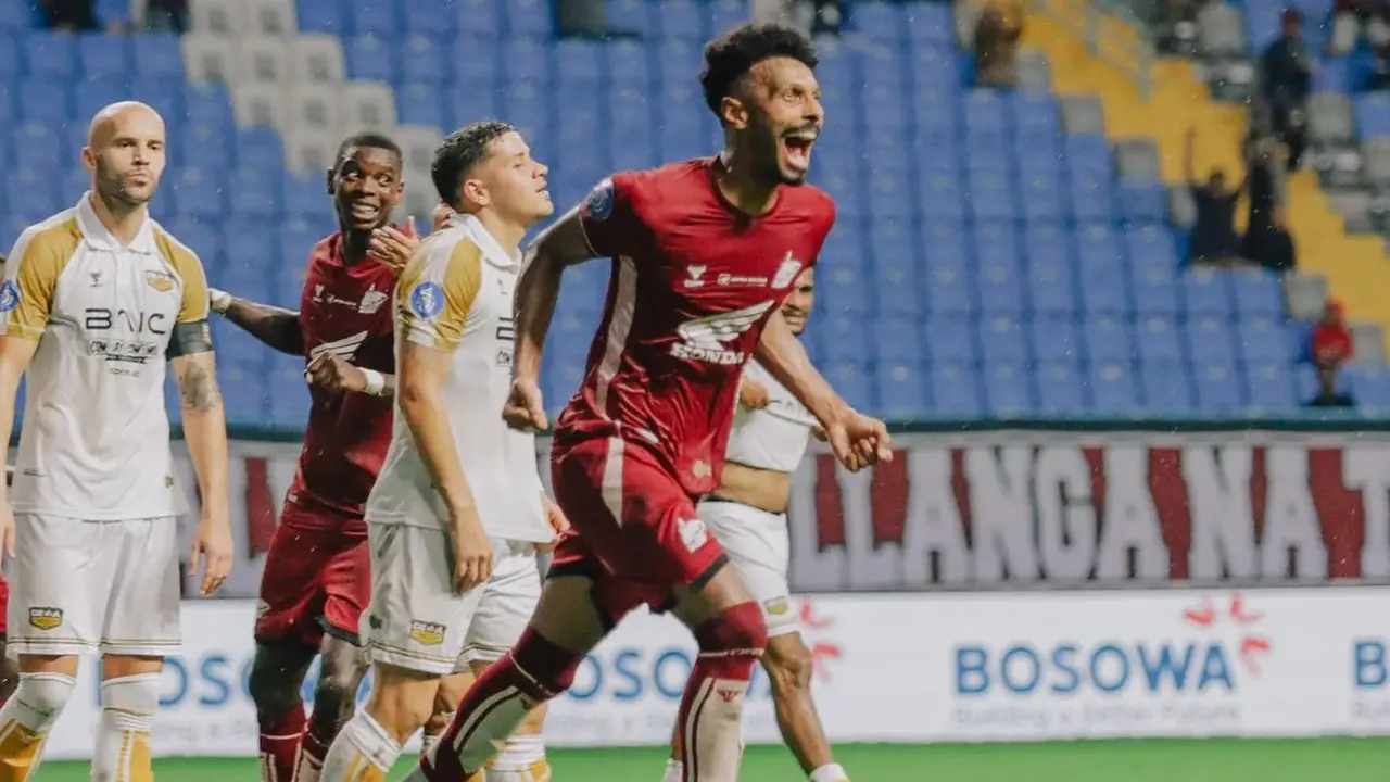 PSM Makassar melawan Dewa United.
