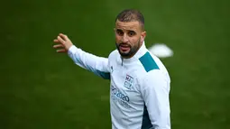 Bek Manchester City, Kyle Walker menghadiri sesi latihan tim di City Football Academy di Manchester, barat laut Inggris (8/3/2022). Pada leg pertama babak 16 Liga Champions, City menang telak atas Sporting CP 5-0. (AFP/Oli Scarff)