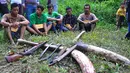 Lima dari delapan tersangka menunjukkan barang bukti gading dan senjata saat rekonstruksi kasus pembunuhan gajah Sumatera liar di Kabupaten Bengkalis, Riau, Rabu (11/2/2015).(Antara Foto/wahyudie) 