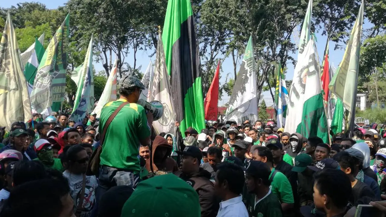 Ribuan bonek mendatangi kantor manajemen Persebaya Surabaya di Surabaya