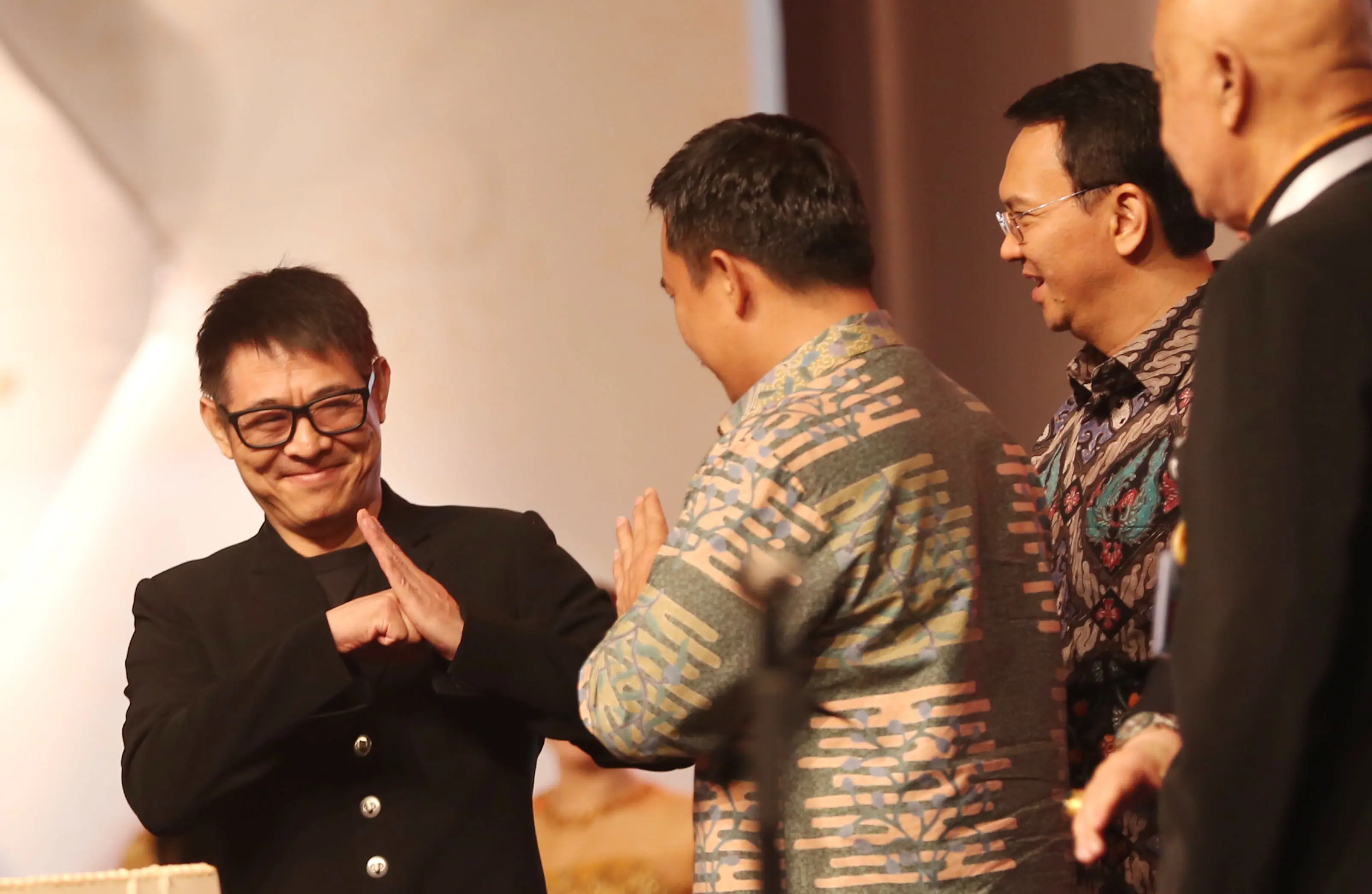 Bintang Film Jet Li (kanan) memberi salam kepada Menpora Imam Nahrawi pada Pembukaan Kejuaraan Dunia Wushu 2015 di JCC, Senayan, Jakarta, Jumat (13/11/2015) WIB. (Bola.com/Nicklas Hanoatubun).