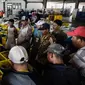 Pembeli melihat ikan di di pelelangan ikan Muara Angke, Jakarta, Kamis (24/3). KKP Targetkan Pemanfaatan Hasil Laut Capai Rp1.000 Triliun. (Liputan6.com/Faizal Fanani)