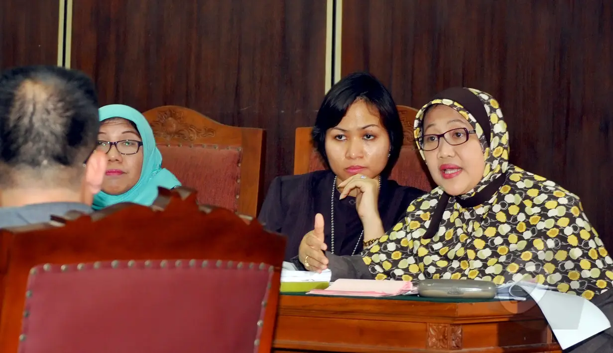 Tim kuasa hukum KPK saat menghadiri sidang lanjutan gugatan praperadilan oleh pemohon Suroso Atmo Martoyo di Pengadilan Negeri (PN) Jakarta Selatan, Rabu (8/4/2015).(Liputan6.com/Yoppy Renato)