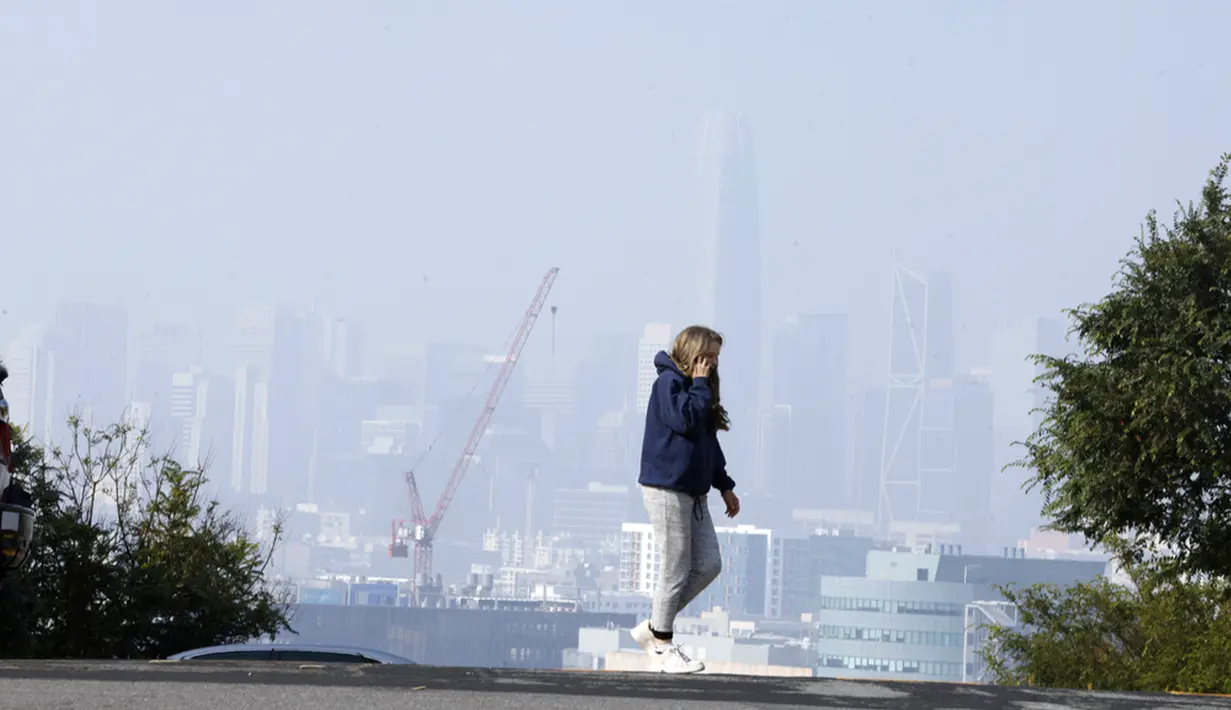 Indeks Kualitas Udara San Francisco pada Rabu sore berada pada angka 113, atau "Kode Oranye", yang menandakan tingkat polusi udara tidak sehat untuk kelompok sensitif. (Jessica Christian/San Francisco Chronicle via AP)