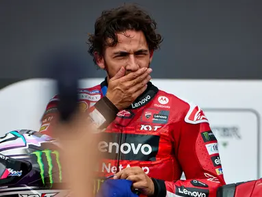 Ekspresi pembalap Italia dari Ducati Lenovo Team, Enea Bastianini setelah berhasil memenangkan balapan sprint MotoGP Grand Prix Inggris di Sirkuit Silverstone, Northamptonshire, Inggris, pada 3 Agustus 2024. (BENJAMIN CREMEL/AFP)