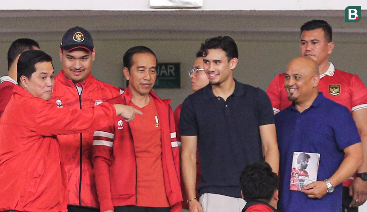 <p>Calon pemain naturalisasi Timnas Indonesia Nathan Tjoe-A-On (ketiga kanan) bersama sang ayah sedang bercengkrama dengan Ketua Umum PSSI Erick Thohir (kedua kiri) pada laga Kualifikasi Piala Dunia 2026 zona Asia antara Timnas Indonesia melawan Brunei di Stadion Utama Gelora Bung Karno (SUGBK), Senayan, Jakarta, Kamis (12/10/2023). (Bola.com/Bagaskara Lazuardi)</p>