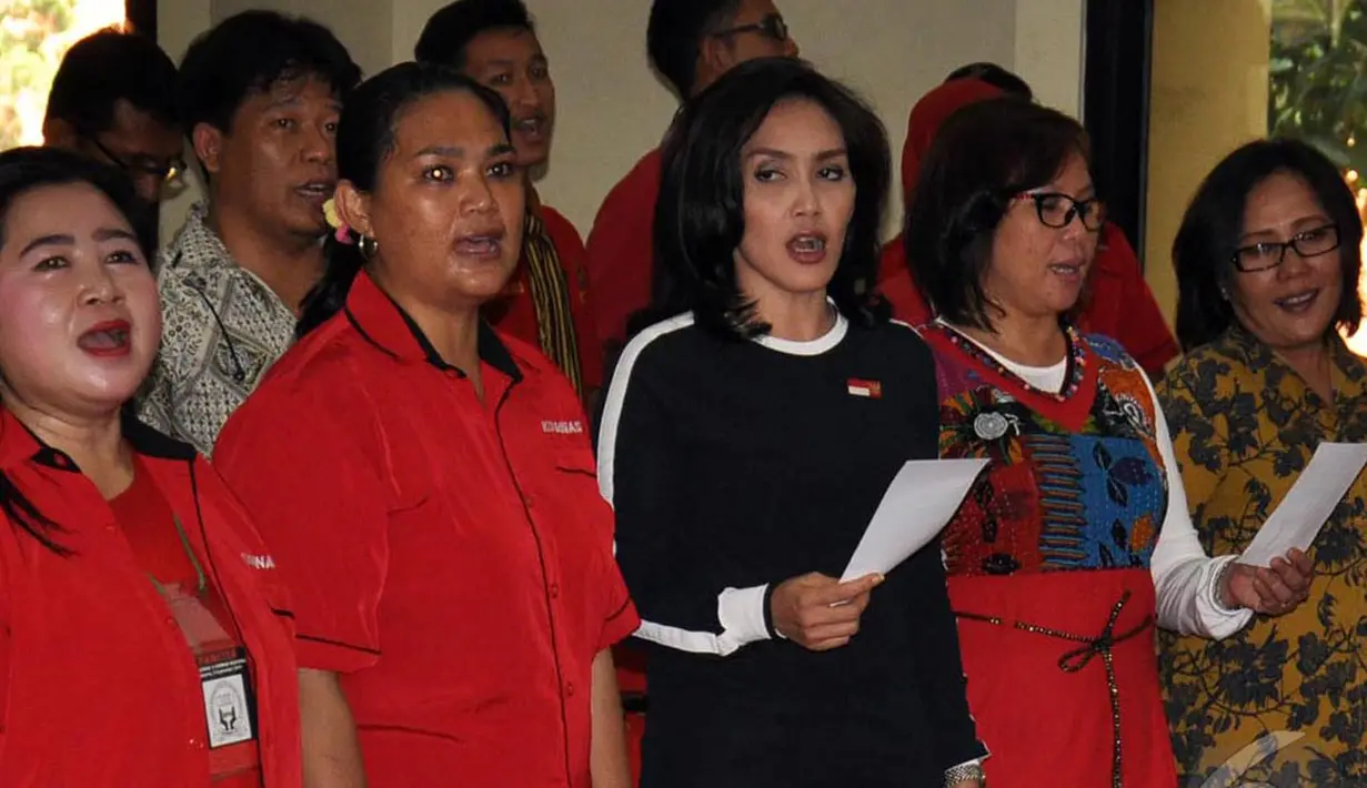 Dewan Pembina Komnas API Rieke Diah Pitaloka memastikan organisasi itu tidak akan menyaingi Komite Olahraga Nasional Indonesia (KONI) dalam mengurusi insan olahraga, Jakarta (9/9/2014) (Liputan6.com/Miftahul Hayat)