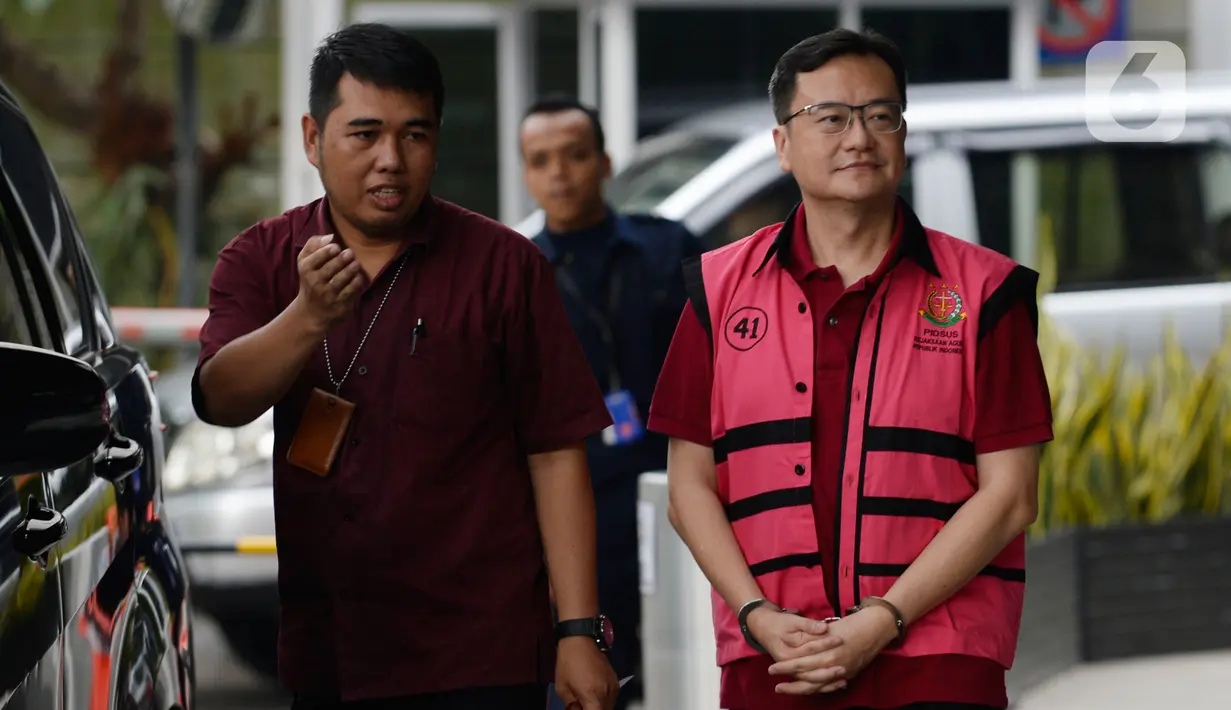 Komisaris PT Hanson International Tbk (MYRX), Benny Tjokrosaputro tiba di Gedung KPK untuk menjalani pemeriksaan oleh penyidik Kejaksaan Agung di Jakarta, Jumat (31/1/2020). Benny diperiksa sebagai tersangka terkait kasus dugaan korupsi di PT Asuransi Jiwasraya (Persero). (merdeka.com/Dwi Narwoko)