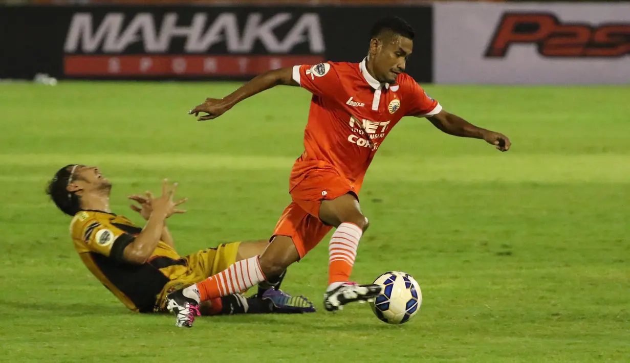 Ramdani Lestaluhu (kanan) putra Tulehu yang juga merupakan punggawa TIMNAS Indonesia (Bola.com/Nicklas Hanoatubun)