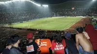 Ribuan The Jakmania saat menyaksikan laga terakhir Persija di Liga 1 di Stadion Patriot, Bekasi, Minggu (12/11/2017). Persija menang 2-1 atas Bhayangkara FC. (Bola.com/ M Iqbal Ichsan)