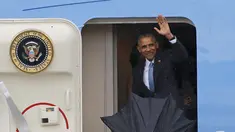 Presiden AS, Barack Obama melambaikan tangan saat turun dari pesawat Air Force One setibanya di Bandara Internasional Havana, Kuba, Minggu (20/3). Kunjungan Obama ini yang pertama dilakukan seorang presiden AS sejak 88 tahun lalu. (REUTERS/stringer)