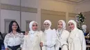Tiwi tampil dengan atasan transparan motif bunga putih dipadukan rok panjang hitam. Tika mengenakan kerudung putih senada dengan blazernya dipadukan rok pink. Adelia Pasha mengenakan kerudung putih bercorak dipadukan blazer tweed dan celana denim sambil membawa tas Gucci. [@adeliapasha]