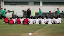 Pelatih Timnas Indonesia U-16, Nova Arianto (tengah) memberikan arahan kepada pemainnya saat latihan perdana Timnas Indonesia U-16 yang berlangsung di Lapangan B, Kompleks Stadion Utama Gelora Bung Karno (SUGBK), Senayan, Jakarta, Senin (19/02/2024). (Bola.com/Bagaskara Lazuardi)