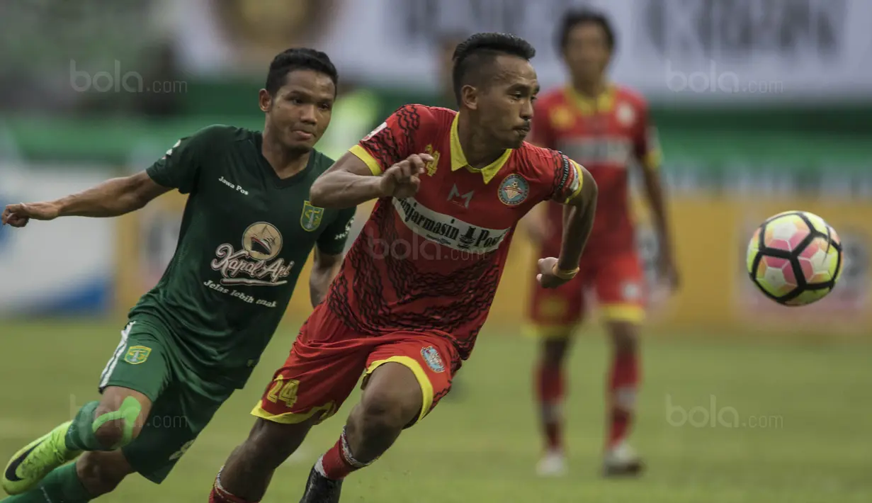 Gelandang Persebaya, Oktafianus Fernando, mengejar bek Martapura FC, Wirabuana Prayogo, pada laga semifinal Liga 2 2017 di Stadion GBLA, Bandung, Sabtu (25/11/2017). Persebaya menang 3-1 atas Martapura FC. (Bola.com/Vitalis Yogi Trisna)