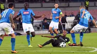 Pemain Manchester City, Fernandinho terjatuh saat menerobos pertahanan Napoli pada laga Liga Champions grup F di San Paolo stadium, Naples, (1/11/2017). City menang 4-2. (Ciro Fusco/ANSA via AP)