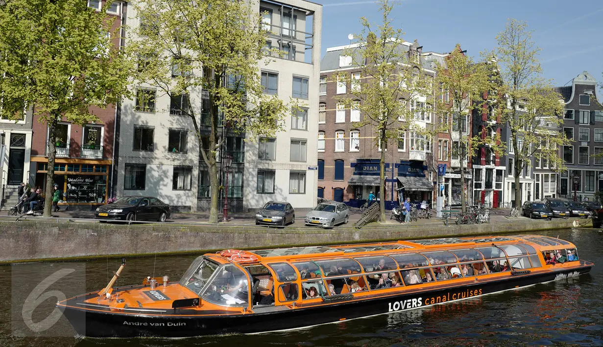Warga menaiki perahu saat melintasi kanal di kawasan Amsterdam, Belanda (April 2017). Meskipun pada abad ke-19 kotor dan dipenuhi limbah, kini kanal-kanal di Belanda menjadi salah satu objek wisata terkenal di dunia. (Liputan6.com/Immanuel Antonius)