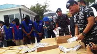 Tim Reaksi Cepat (WFQR) Lantamal IV Tanjung Pinang, Kepri, menggagalkan penyelundupan rokok noncukai. (Liputan6.com/Ajang Nurdin)
