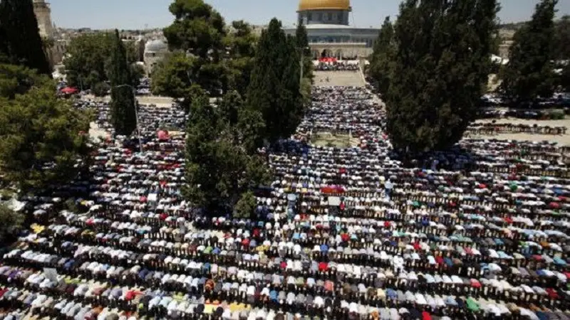 Ratusan ribu umat Muslim Palestina menjalankan ibadah salat di Masjid Al-Aqsa  (AFP)